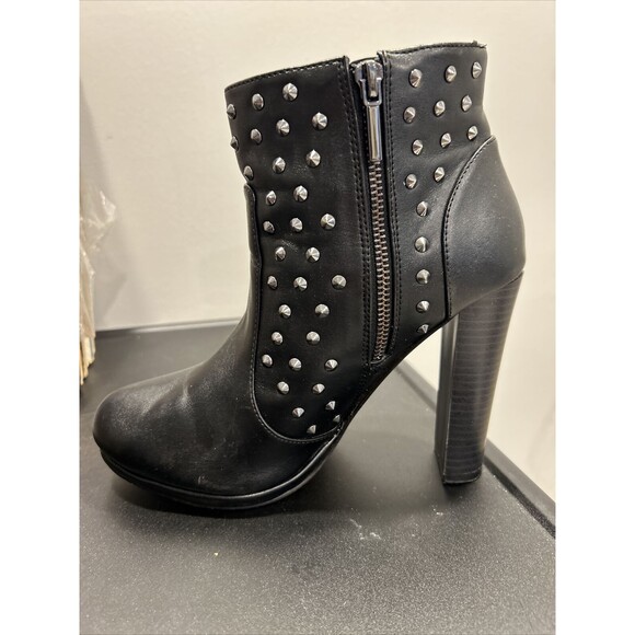 Womens Torrid 9W Black High Heel Boots Zipper Side Faux Leather Studded Flawed - Picture 10 of 13